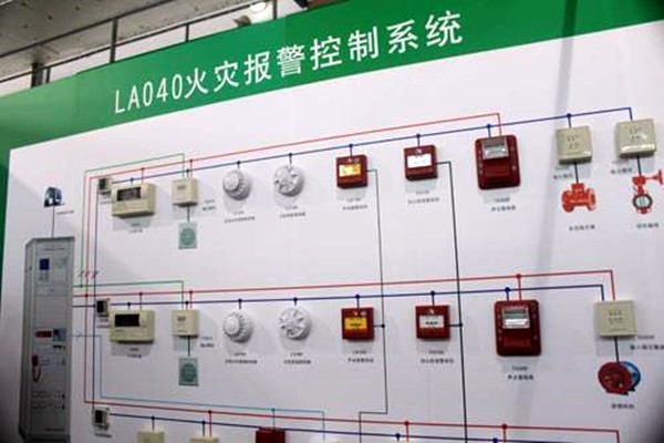 出現火警時，樓宇控制系統如何快速做出反應？